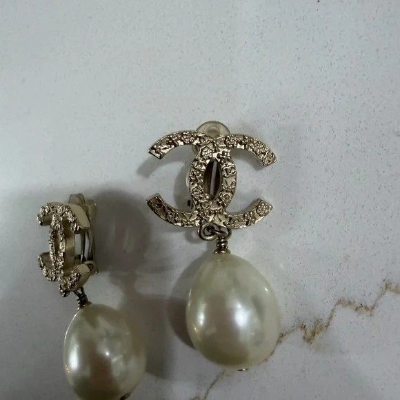 CHANEL TEAR DROP PEARL EARRING - Picture 7 of 9